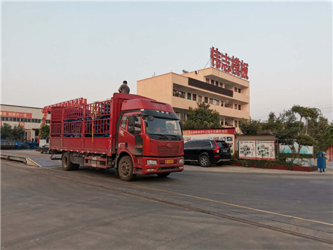 护栏钢模板发往河南三门峡施工工地